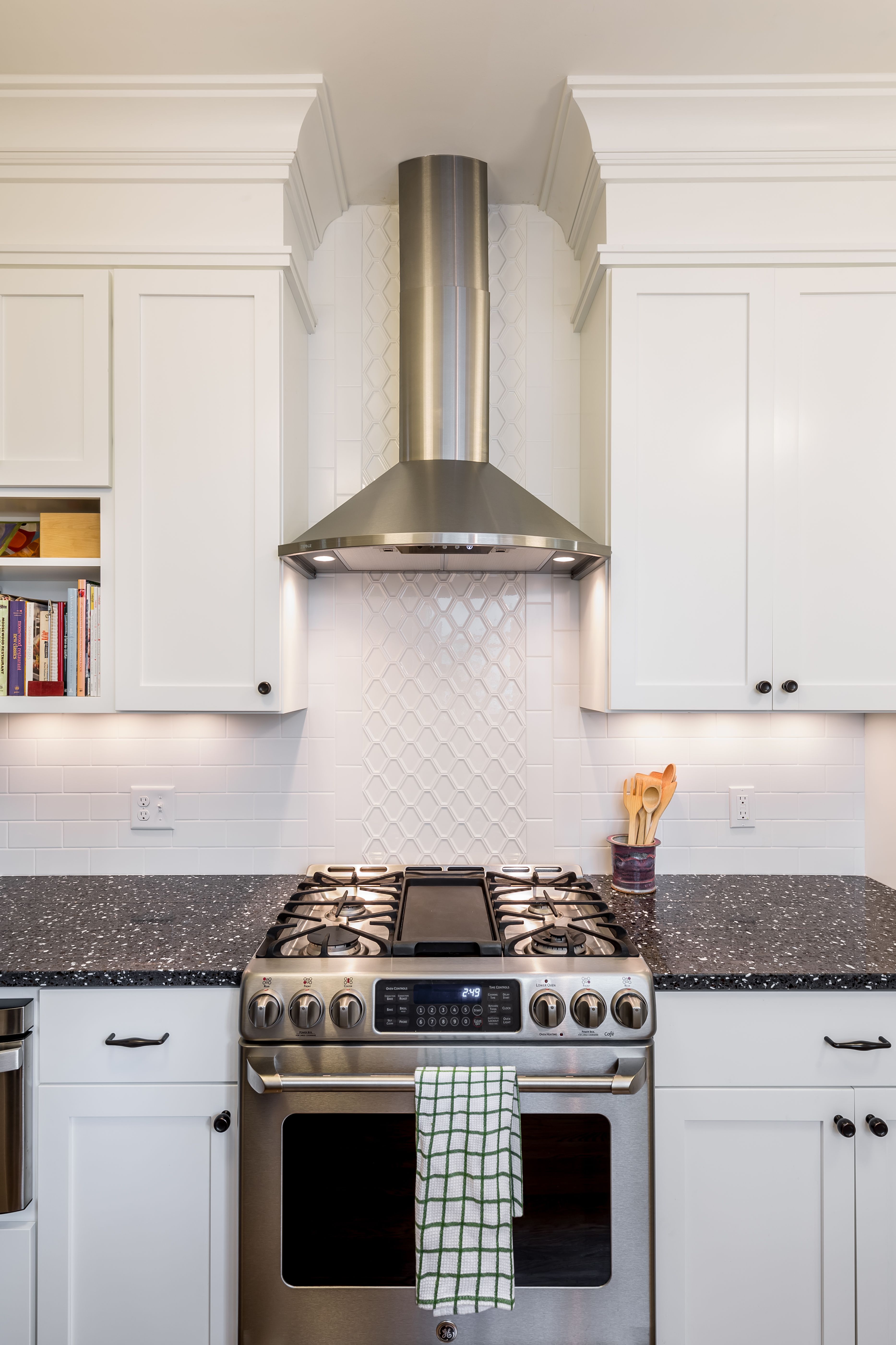 White backsplash that goes up to the ceiling!